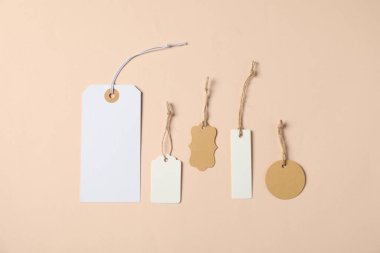 Bej arkaplanda dizgileri olan boş etiketler, düz uzanma