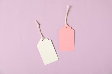 Soluk menekşe arkaplanda dizgileri olan boş etiketler, düz yatıyordu