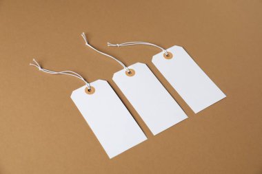 Kahverengi arkaplanda dizgileri olan boş etiketler, üst görünümde