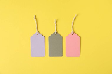 Sarı arkaplanda dizgileri olan boş etiketler, düz uzanır