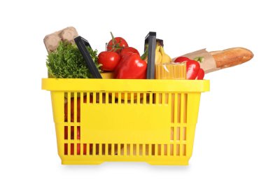 Beyaza izole edilmiş farklı gıda ürünleri içeren alışveriş sepeti.