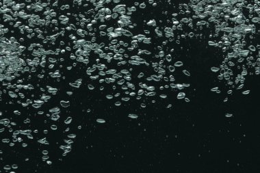 Siyah arkaplanda birçok su kabarcığı, yakın plan