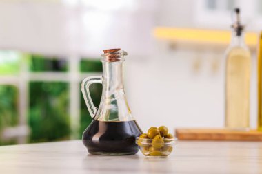 Mutfaktaki masada balzamik sirke ve zeytin.