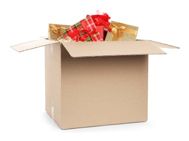 Beyaz arkaplanda hediye kutuları olan paket