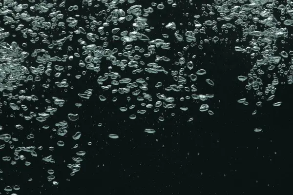 Siyah arkaplanda birçok su kabarcığı, yakın plan
