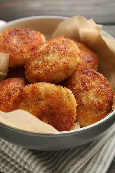 Lezzetli köfteler masada, yakından.