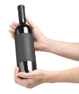 Beyaz arka planda lüks şarap şişesi tutan adam. Tasarım için model