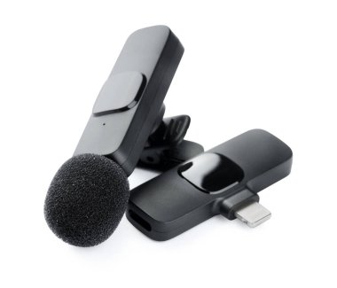 Lavalier mikrofon ve kablosuz alıcı beyaz renkte izole edildi