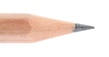 Beyaza izole edilmiş keskin bir grafit kalem.