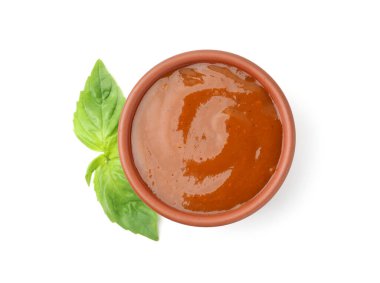 Lezzetli köri sosu ve fesleğen yaprakları beyaz, üst manzara