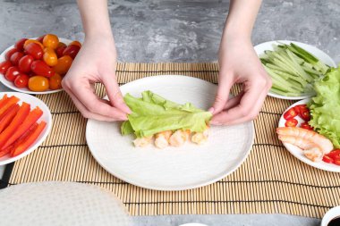 Açık gri masada nefis börek yapan bir kadın, yakın plan.