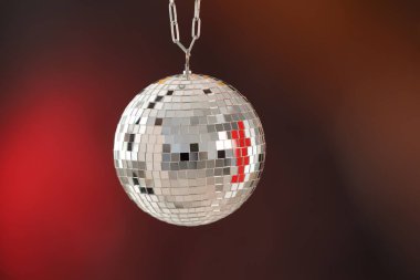 Renk gradyanı arka planında parlak disko topu