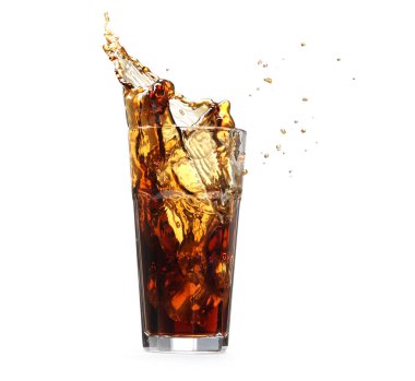 Beyazların üzerine izole edilmiş bardaktan dökülen kola.