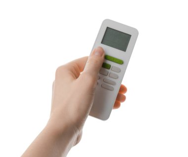 Beyaz arka planda klimalı uzaktan kumandalı kadın, yakın plan.