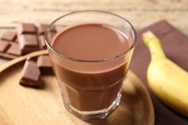 Lezzetli çikolatalı süt, parçalar ve muz masada, yakın plan.