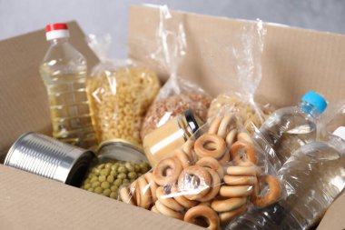 Gri arka planda farklı gıda ürünleri, yakın plan