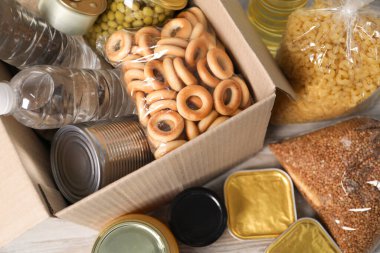 Masada farklı gıda ürünleri ve kutular var.