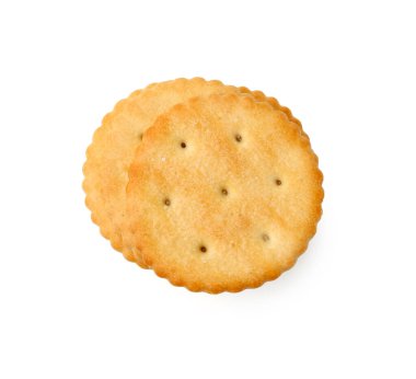 Beyaz manzaraya izole edilmiş lezzetli tuzlu kraker yığını.