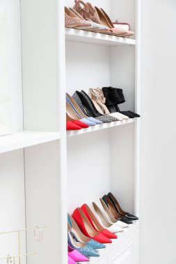 Ayakkabı deposu. İçerideki raflarda farklı yüksek topuklu ayakkabılar.