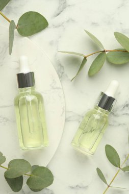 Beyaz mermer masa üzerinde gerekli yağ ve okaliptüs yaprakları, düz yatıyordu.