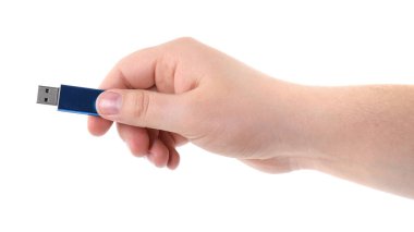 Beyaz arkaplanda USB bellek tutan adam, yakın plan