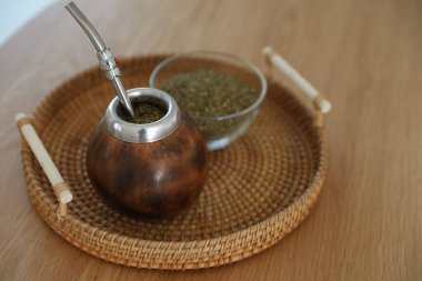 Geleneksel yerba mat çayı ahşap masada, yakın plan