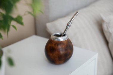 Geleneksel yerba mat çayı komodinin içinde.