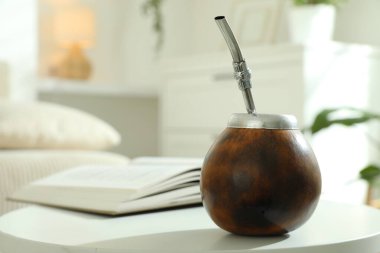 Geleneksel yerba mat çayı beyaz masa içinde.