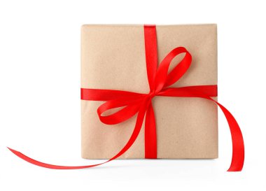 Kraft kağıdına sarılı hediye, yay beyaza izole edilmiş.