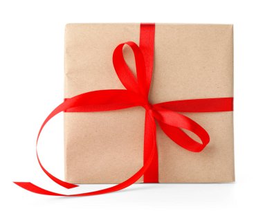 Kraft kağıdına sarılı hediye, yay beyaza izole edilmiş.