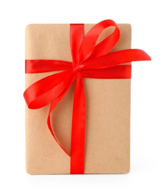 Kraft kağıdına sarılı hediye, yay beyaza izole edilmiş.