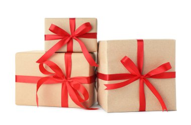 Kraft kağıdına sarılı birçok hediye kutusu beyaza izole edilmiş.