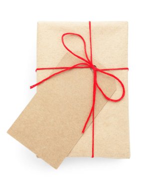 Kraft kağıdına sarılı bir hediye. Yay ve kart beyaz, üst görünümde izole edilmiş.