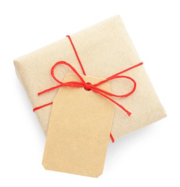 Kraft kağıdına sarılı bir hediye. Yay ve kart beyaz, üst görünümde izole edilmiş.