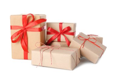 Kraft kağıdına sarılı birçok hediye kutusu beyaza izole edilmiş.