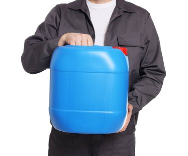 Beyaz arka planda plastik kutu tutan adam, yakın plan.