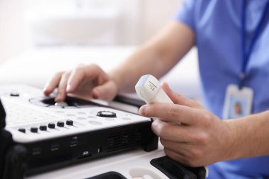 Transdüktörlü sonograf ve ultrason cihazı klinikte, yakın plan.