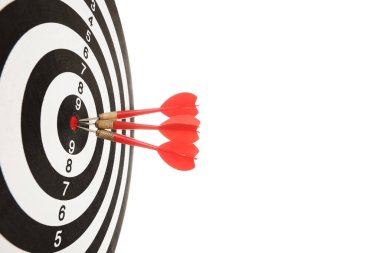Hedef alınıyor. Dart tahtası beyaz üzerine izole edilmiş oklar