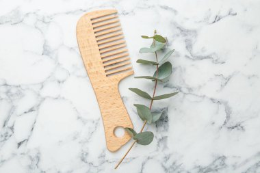 Tarak ve okaliptüs beyaz mermer masa, düz yatıyordu