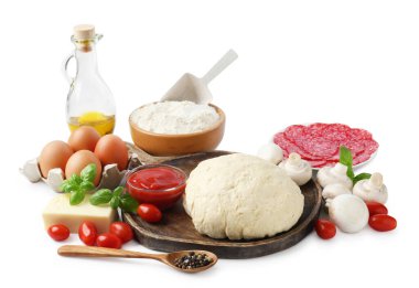 Pizza yapıyorum. Farklı malzemeler beyaza izole edilmiş.