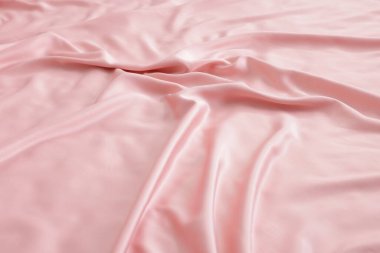 Yatakta güzel pembe ipek çarşaflar, yakın plan