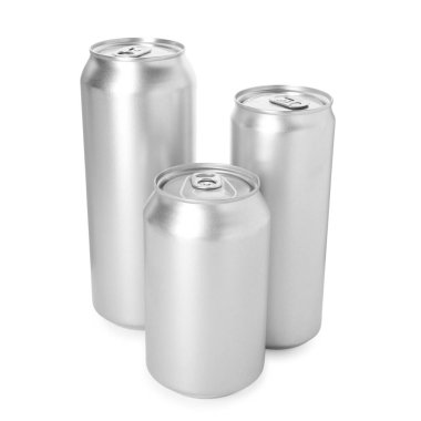 Birçok boş teneke kutu beyaza izole edilmiş.