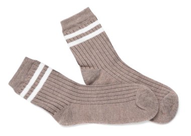 Bir çift kahverengi çorap beyaza izole edilmiş, üst manzara