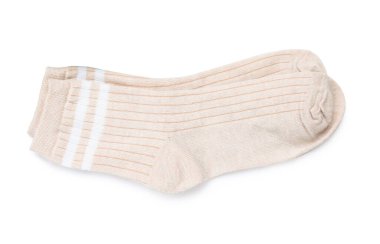 Bir çift bej çorap beyaza izole edilmiş, üst manzara