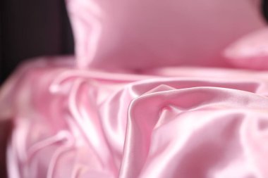 Lüks pembe ipek çarşaflar, yakın plan.