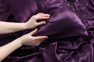 Yastıklı kadın, ipek çarşaflar, üst manzara.