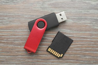 Tahta arka planda flaş bellek ve SD bellek kartı düz konum