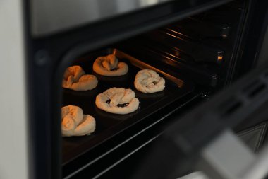 Fırında pişmemiş krakerlerle pişirme tabağı, yakın plan.