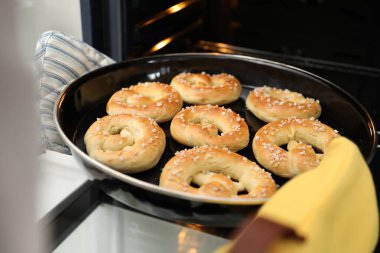 Fırından taze krakerlerle fırın yapan kadın, yakın plan.