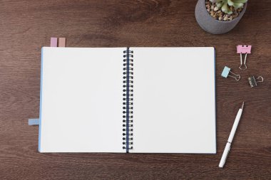 Boş defter, kırtasiye ve saksıyı aç.